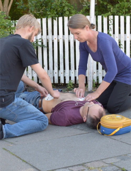 Førstehjælpskurser i København og Sjælland. First aid courses in Copenhagen and Zealand. Hjertestarter. AED - Automatic External Defibrillator