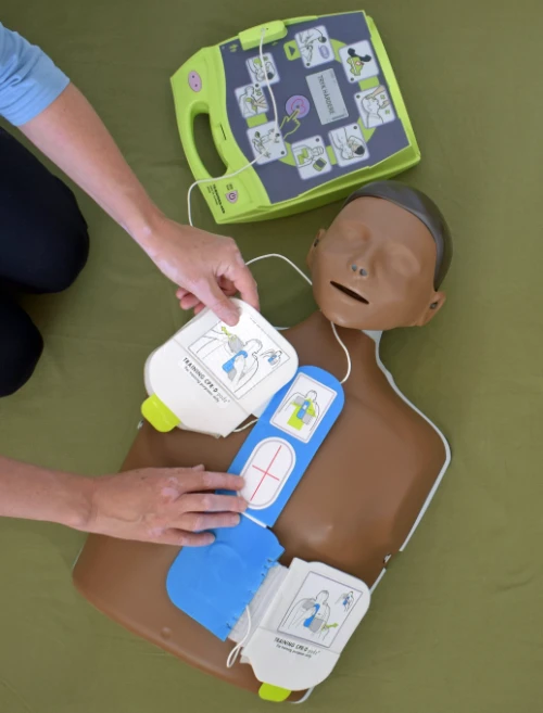 Førstehjælpskurser i København og Sjælland. First aid courses in Copenhagen and Zealand. Hjertestarter. AED - Automatic External Defibrillator