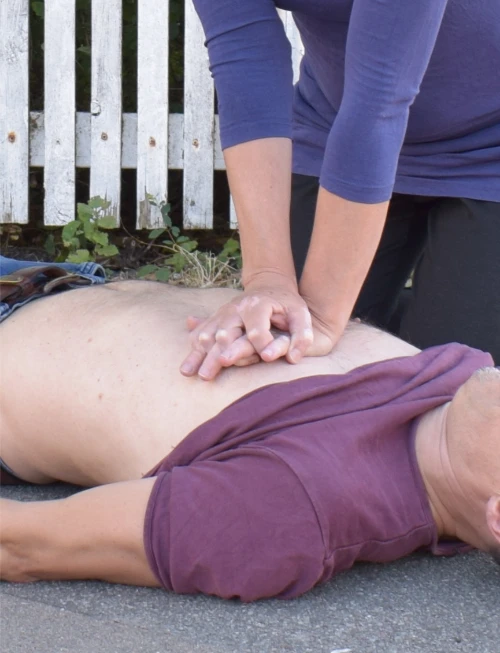 Førstehjælpskurser i København og Sjælland. First aid courses in Copenhagen and Zealand. HLR - HjerteLungeRedning. CPR - CardioPulmonaryResuscitation