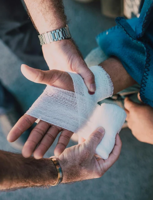 Førstehjælpskurser i København og Sjælland. First aid courses in Copenhagen and Zealand. Førstehjælp ved blødninger. First aid for bleeding cuts and wounds